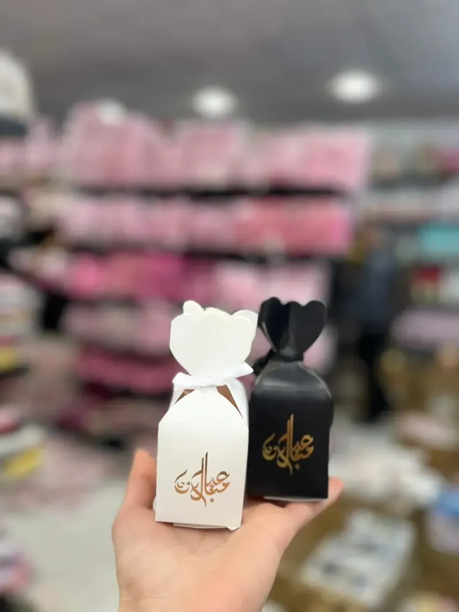 توزيعات العيد باللون الابيض والاسود
